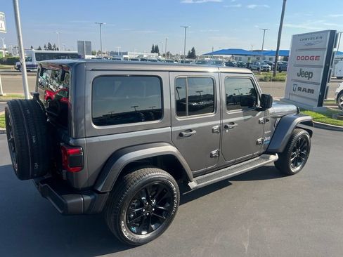 Used 2022 Jeep Wrangler Unlimited Sahara AWD/4WD image 17