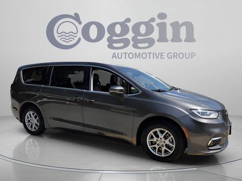 Used 2023 Chrysler Pacifica Touring-L FWD image 7