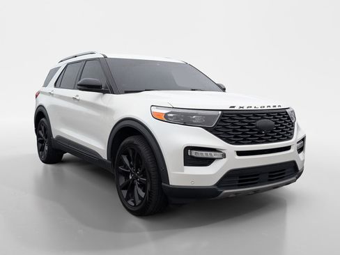 Used 2021 Ford Explorer Platinum w/ Equipment Group 601A AWD/4WD image 2