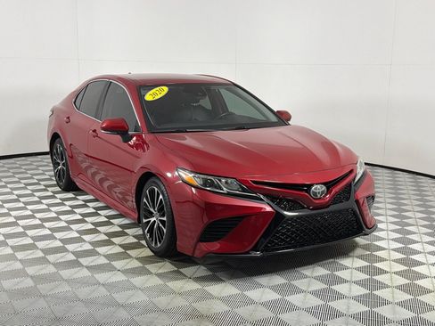 Used 2020 Toyota Camry SE w/ Convenience Package FWD image 3