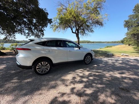 Used 2024 Toyota Venza XLE AWD/4WD image 4