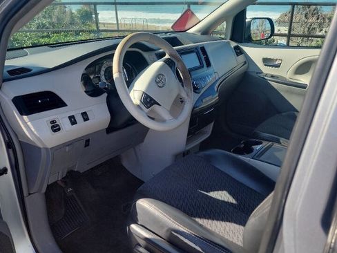 Used 2013 Toyota Sienna SE FWD image 6