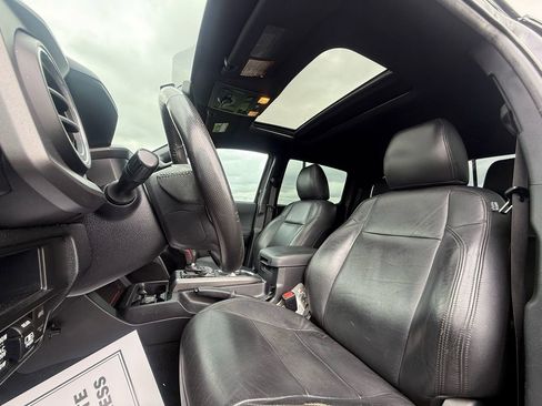 Used 2017 Toyota Tacoma TRD Off-Road w/ Premium & Technology Package image 9