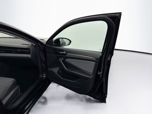 Used 2025 Volkswagen Jetta SE FWD image 31