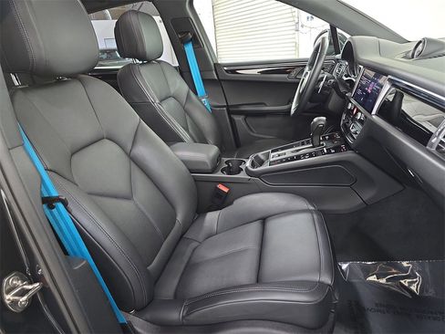Used 2025 Porsche Macan image 27