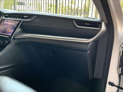 Used 2023 Jeep Grand Cherokee Limited image 18