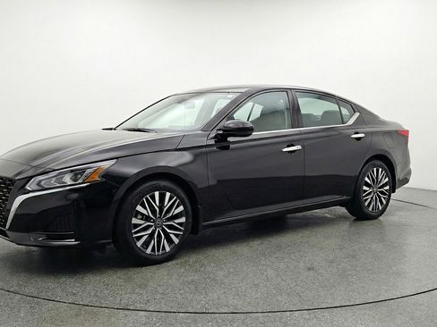 Used 2025 Nissan Altima 2.5 SV image 2