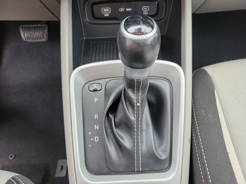 Used 2023 Hyundai Venue SEL image 12