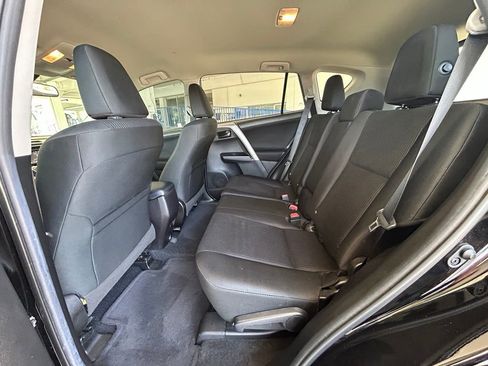 Used 2018 Toyota RAV4 LE FWD image 31