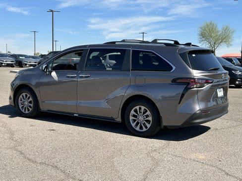 Used 2023 Toyota Sienna XLE w/ XLE Plus Package image 4