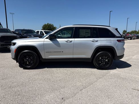 New 2026 Jeep Grand Cherokee Altitude RWD image 2