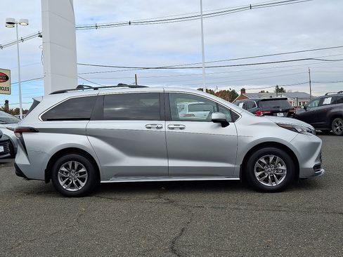 Used 2024 Toyota Sienna LE image 8