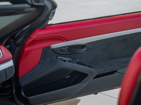 Used 2016 Porsche Boxster Spyder image 28