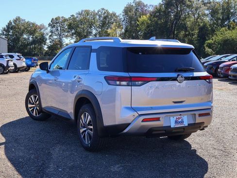 New 2025 Nissan Pathfinder SL image 2