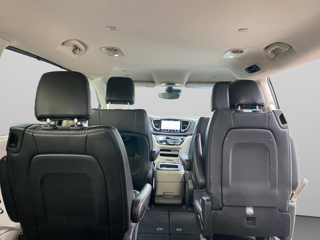 Used 2024 Chrysler Pacifica Touring-L FWD image 16