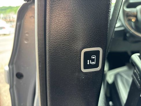 Used 2021 Chrysler Pacifica Touring-L w/ Uconnect Theater Family Group FWD image 31