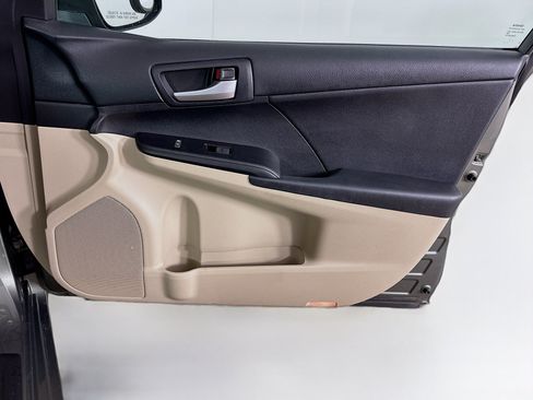 Used 2012 Toyota Camry L image 29
