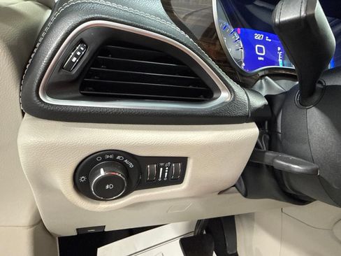 Used 2023 Chrysler Pacifica Limited FWD image 54