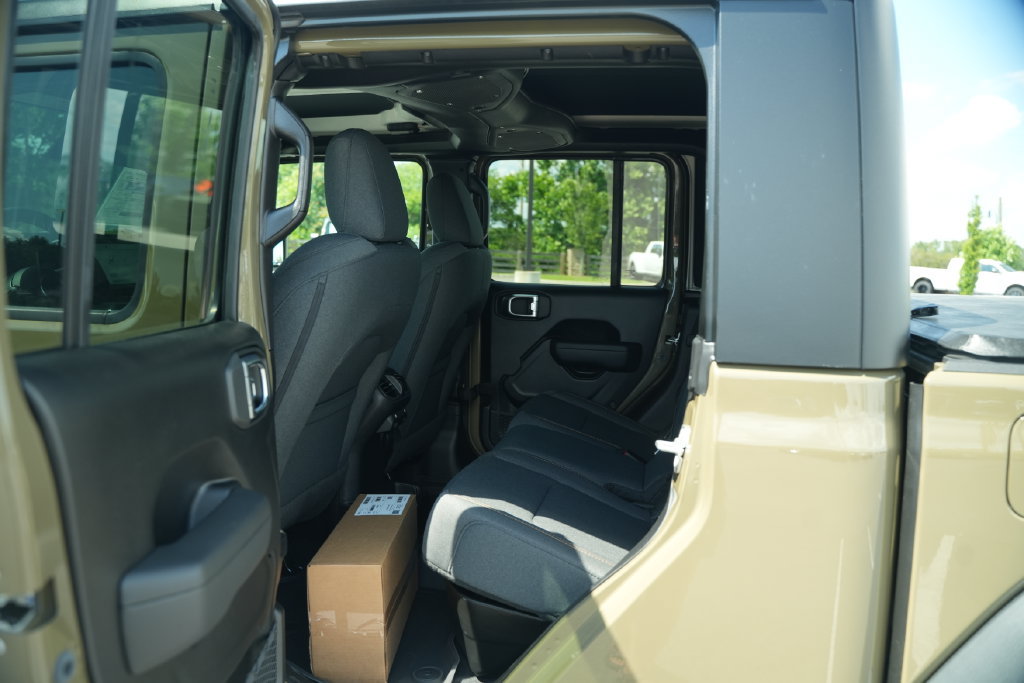 New 2026 Jeep Gladiator Sport w/ Dual Top Group AWD/4WD image 13