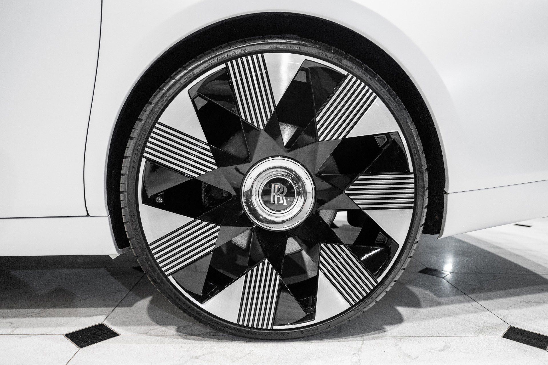 Used 2018 Rolls-Royce Phantom Sedan RWD image 14