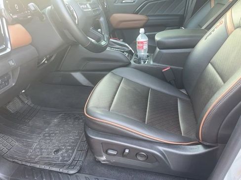 Used 2023 GMC Canyon AT4 w/ AT4 Premium Package AWD/4WD image 9
