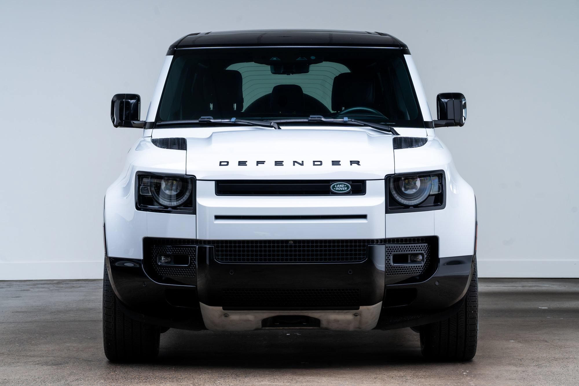 Used 2023 Land Rover Defender 110 V8 AWD/4WD image 2