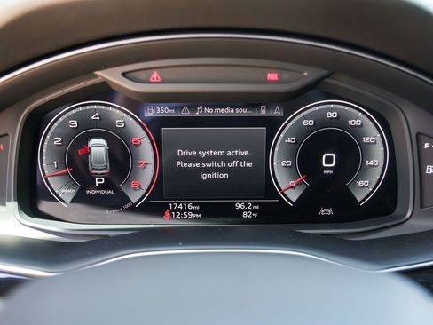 Used 2022 Audi Q8 Premium image 11