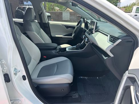 Used 2021 Toyota RAV4 XLE Premium AWD/4WD image 29