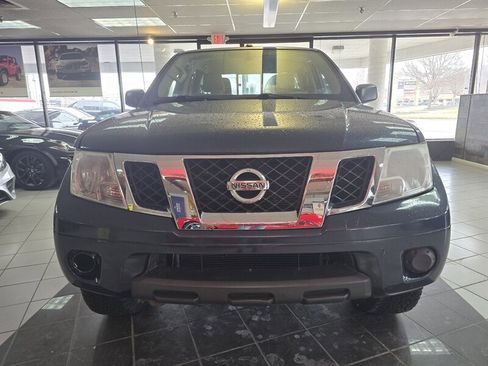 Used 2018 Nissan Frontier SV image 2