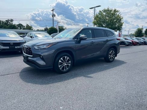 Used 2020 Toyota Highlander XLE AWD/4WD image 7