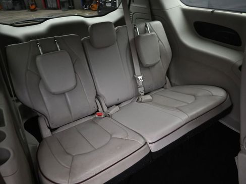 Used 2020 Chrysler Pacifica Limited image 9