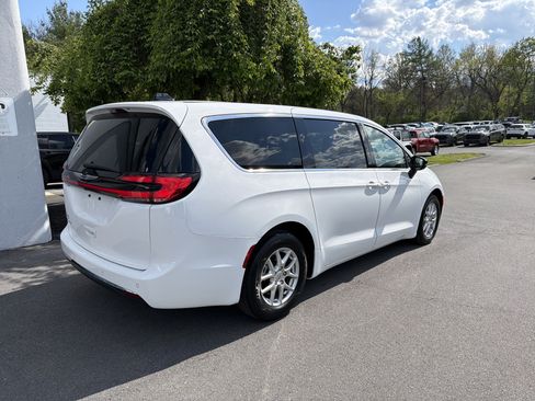 Used 2024 Chrysler Pacifica Touring-L FWD image 3