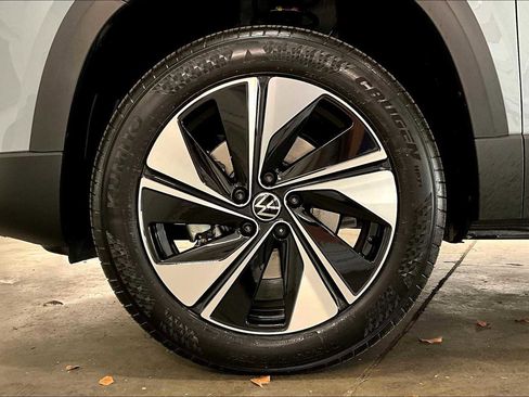 New 2025 Volkswagen Taos SE image 14