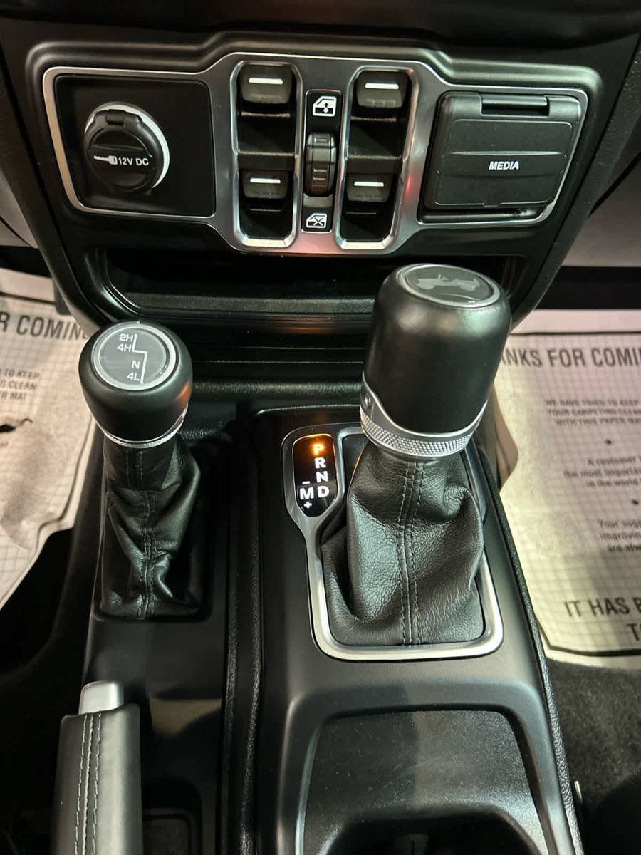 Used 2021 Jeep Wrangler Unlimited Sahara AWD/4WD image 6