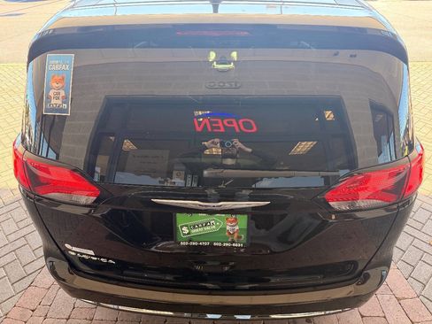 Used 2019 Chrysler Pacifica Touring-L image 9