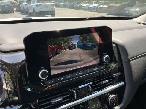 Used 2025 Nissan Pathfinder SV image 21