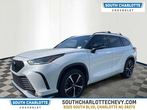 Used 2022 Toyota Highlander XSE FWD image 1