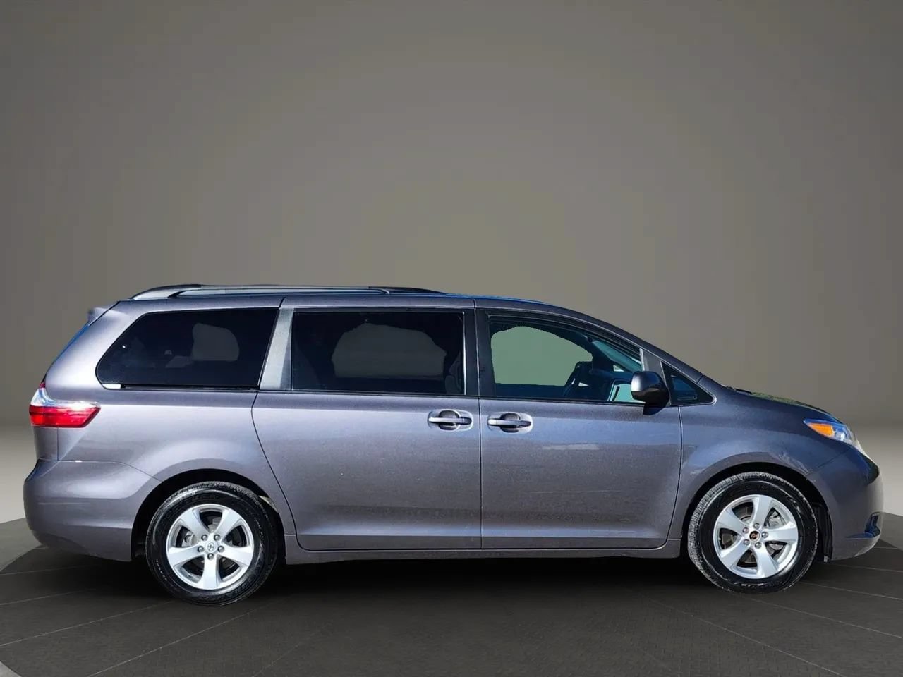 Used 2017 Toyota Sienna LE FWD image 6