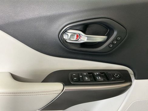 Used 2019 Jeep Cherokee Limited AWD/4WD image 18