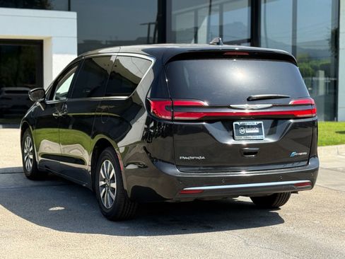 Used 2023 Chrysler Pacifica Touring-L FWD image 11