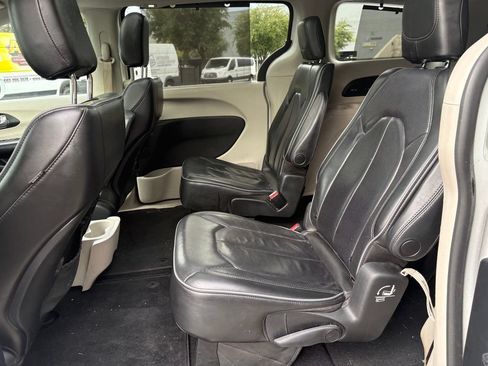 Used 2020 Chrysler Pacifica Limited FWD image 9
