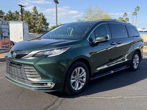 Used 2021 Toyota Sienna Limited image 2