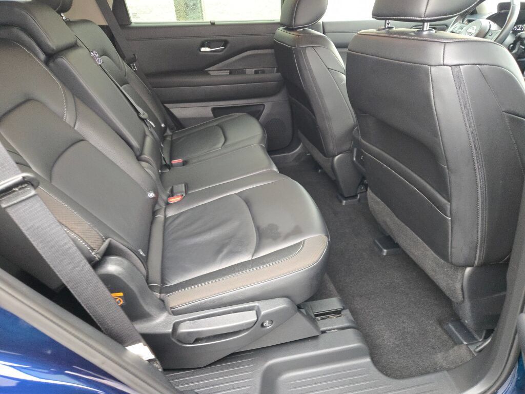Used 2025 Nissan Pathfinder SL AWD/4WD image 9