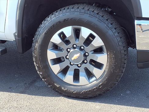 Used 2024 Chevrolet Silverado 2500 LT image 27
