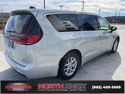 Used 2024 Chrysler Pacifica Touring-L image 19