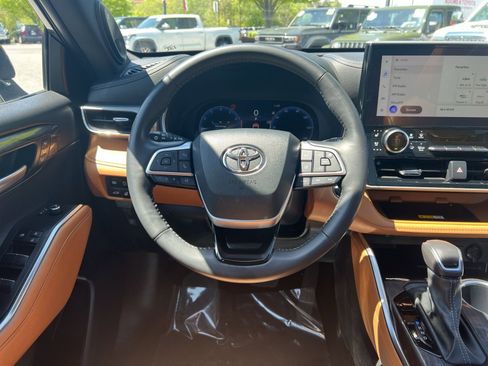 Used 2023 Toyota Highlander Platinum image 24