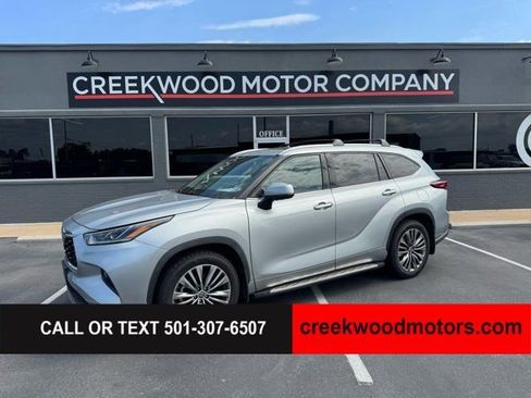 Used 2021 Toyota Highlander Platinum FWD image 1