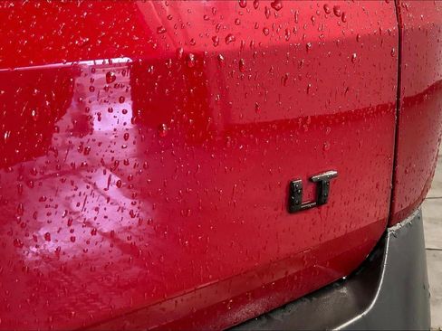 Used 2023 Chevrolet Traverse LT w/ Midnight/Sport Edition image 10