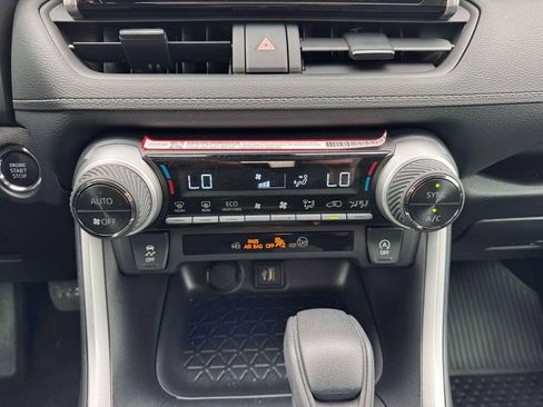 Used 2025 Toyota RAV4 XLE AWD/4WD image 31
