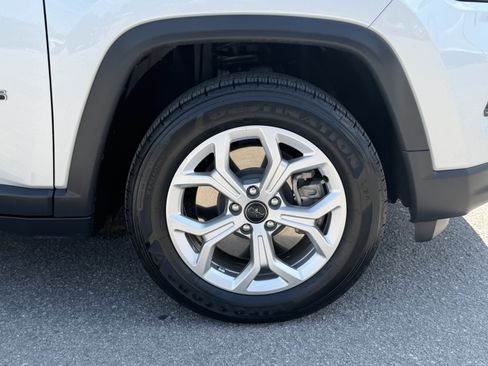 Used 2025 Jeep Compass Latitude AWD/4WD image 10